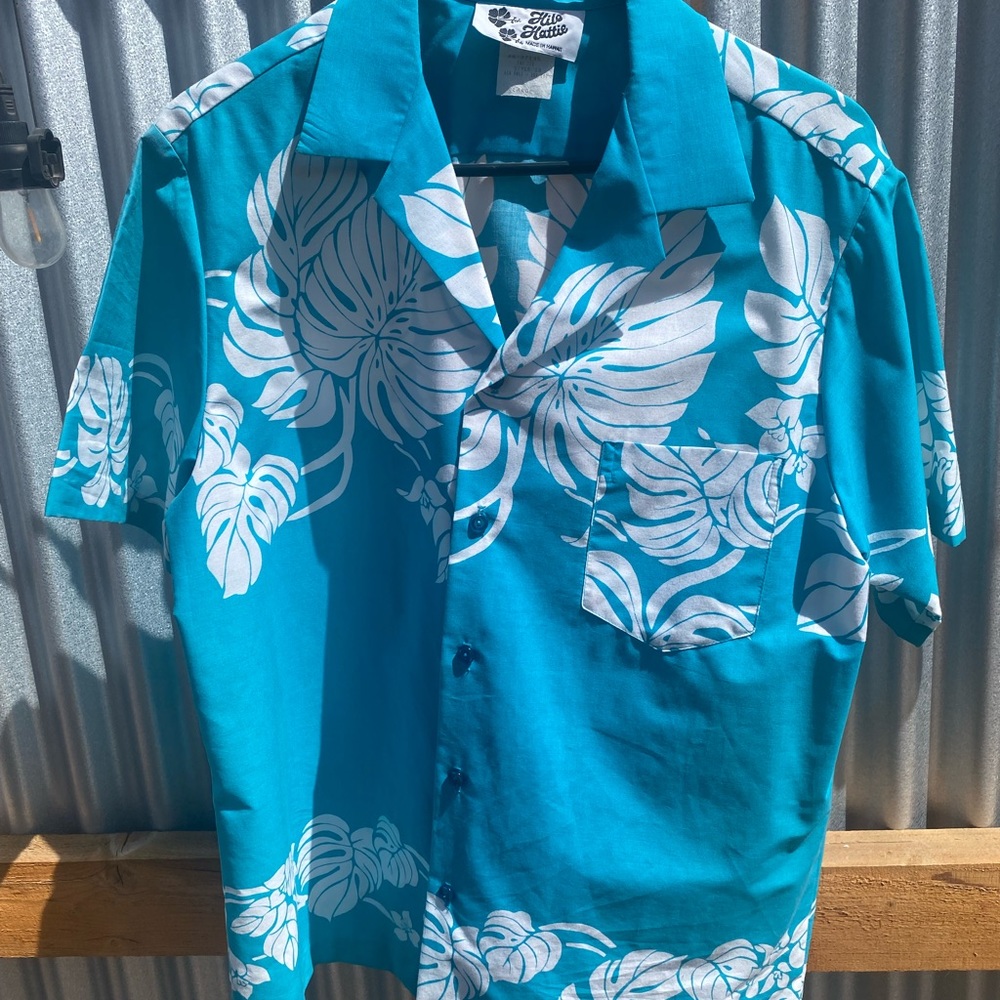Mens Vintage Hawaiian shirt size large.